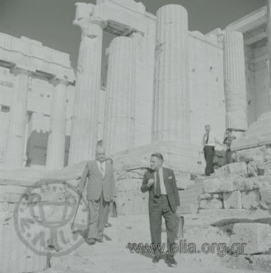 Ο Γιώργος Κατσίμπαλης με τον Lawrence Durrell στην Ακρόπολη.