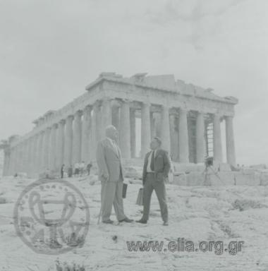 Ο Γιώργος Κατσίμπαλης με τον Lawrence Durrell στην Ακρόπολη.