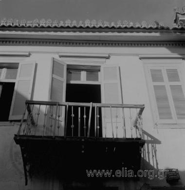 Θησείο ή Πλάκα: λεπτομέρεια κατοικίας με ξύλινο μπαλκόνι και μεταλλικά φουρούσια.