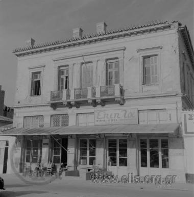 Θησείο, οδός Αδριανού (αρ. 3): το καφενείο του Ι.Κ. Ροζάκου και κατάστημα επίπλων.