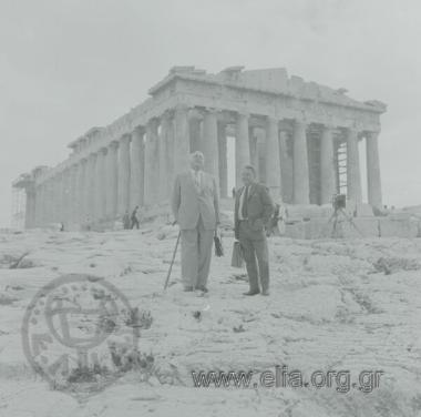 Ο Γιώργος Κατσίμπαλης με τον Lawrence Durrell στην Ακρόπολη.