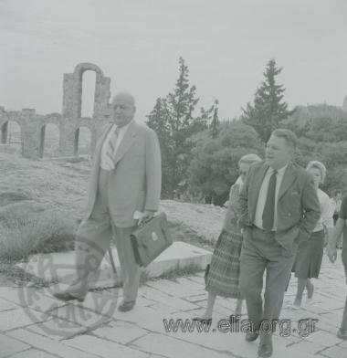 Ο Γιώργος Κατσίμπαλης με τον Lawrence Durrell στην Ακρόπολη.