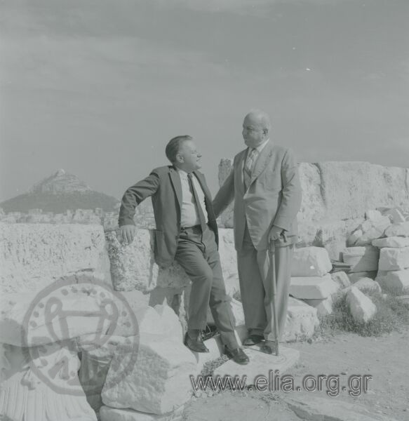Ο Γιώργος Κατσίμπαλης με τον Lawrence Durrell στην Ακρόπολη.
