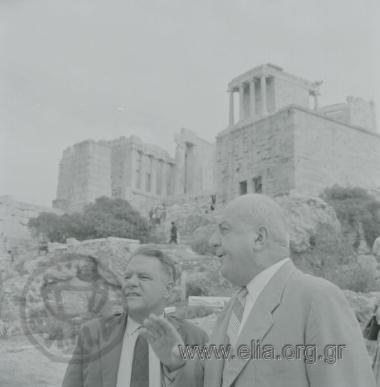 Ο Γιώργος Κατσίμπαλης με τον Lawrence Durrell στην Ακρόπολη.