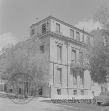 Κατοικία στη γωνία των οδών Καρνεάδου και Πλουτάρχου (;).