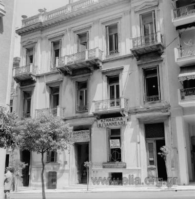 Κολωνάκι, οδός Κανάρη (αρ.9): κατάστημα κορνιζών και γκαλερί, είσοδος του καφενείου 