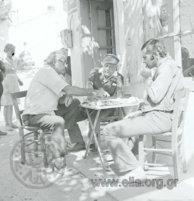 Ο Δημήτρης Παπαδήμος και ο Lawrence Durrell σε καφενείο.