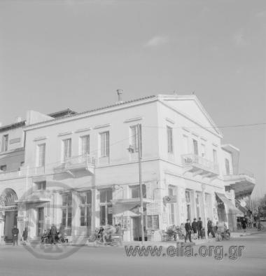 Κηφισιά, Πλατεία Πλατάνου: τα ξενοδοχεία Αίγλη και Πλάζα και η αγορά.