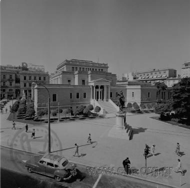 Οδός Σταδίου: το κτίριο της Παλαιάς Βουλής (νυν Εθνικό Ιστορικό Μουσείο) και το έφιππο άγαλμα του Κολοκοτρώνη (έργο του Λάζαρου Σώχου).