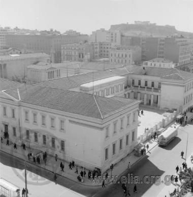 Οδός Ακαδημίας: το κεντρικό κτίριο του Πανεπιστημίου Αθηνών (εδώ η γωνία Ακαδημίας και Ρήγα Φεραίου). Στο βάθος αριστερά το κτίριο της Τραπέζης της Ελλάδος και δεξιά του το μέγαρο Σερπιέρι που στέγαζε την Αγροτική Τράπεζα (νυν τράπεζα Πειραιώς).