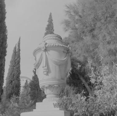 Α' Νεκροταφείο, μαρμάρινο επιτύμβιο μνημείο.
