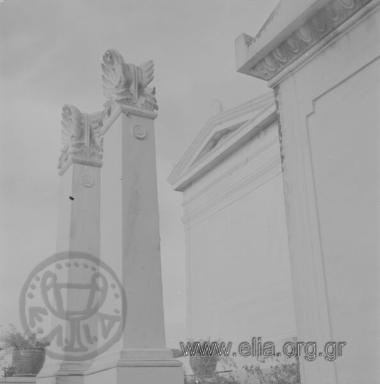 Α' Νεκροταφείο, ανθεμωτές επιτύμβιες στήλες.