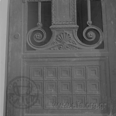 Α' Νεκροταφείο, ταφικό μνημείο (ναΐσκος) του πανεπιστημιακού - αστρονόμου Δημητρίου Αιγινήτη: λεπτομέρεια της μεταλλικής πόρτας.