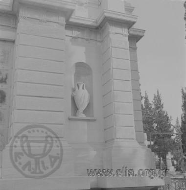 Α' Νεκροταφείο, το ταφικό μνημείο του ευεργέτη Χρηστάκη Ζωγράφου.