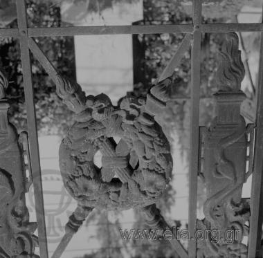 Α' Νεκροταφείο, λεπτομέρεια της μεταλλικής περίφραξης τάφου.