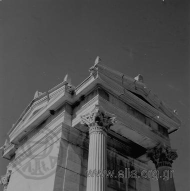 Α' Νεκροταφείο, ταφικό μνημείο-ναΐσκος με κίονες κορινθιακού ρυθμού.