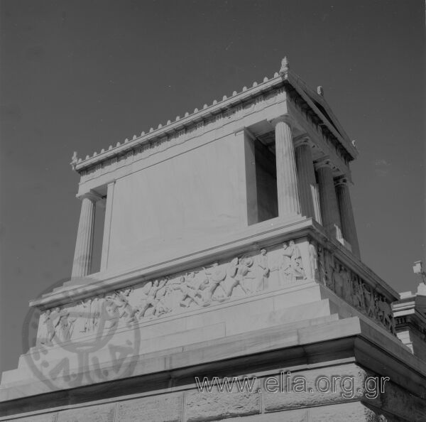 Α' Νεκροταφείο, το ταφικό μνημείο του Ερρίκου Σλήμαν. Στην κρηπίδα του ναΐσκου, ζώνη με μορφές από τον Τρωικό Κύκλο. Έργο του Τσίλλερ.