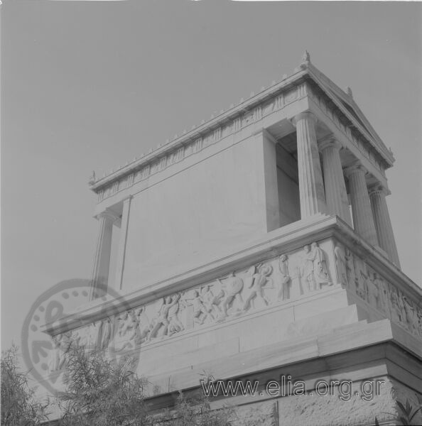 Α' Νεκροταφείο, το ταφικό μνημείο του Ερρίκου Σλήμαν. Στην κρηπίδα του ναΐσκου ζώνη με μορφές από τον Τρωικό Κύκλο. Έργο του Τσίλλερ.