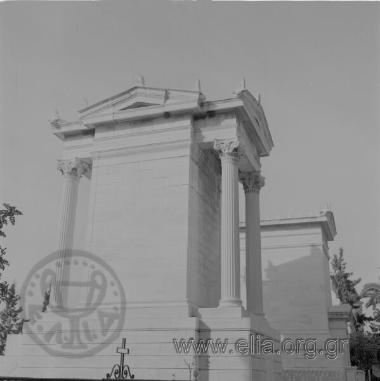 Α' Νεκροταφείο, ταφικό μνημείο-ναΐσκος με κίονες κορινθιακού ρυθμού.