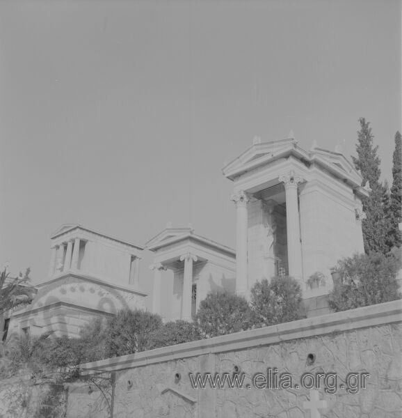Α' Νεκροταφείο, τα ταφικά μνημεία - ναΐσκοι των (από αριστερά): Ερρίκου Σλήμαν (έργο του Τσίλλερ), Θεολόγου και οικογένειας Γ. Κούππα.