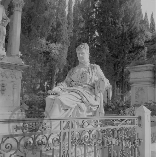 Α' Νεκροταφείο, το ταφικό μνημείο - ολόσωμο καθιστό άγαλμα- της Μαρίας Σ. Κασσιμάτη. Έργο του Δημήτριου Φιλιππότη.