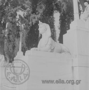 Α' Νεκροταφείο, Σφίγγα από το ταφικό μνημείο του Μιχαήλ Τοσίτσα (Τοσίτζα).