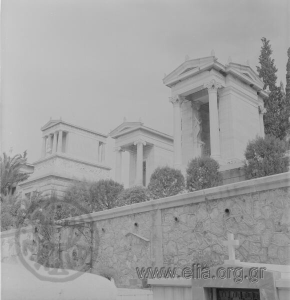 Α' Νεκροταφείο, ταφικά μνημεία-ναΐσκοι. Από αριστερά: Ερρίκου Σλήμαν και των οικογενειών Θεολόγου και Κούππα.