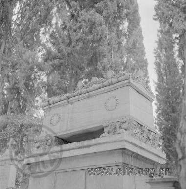 Α' Νεκροταφείο, σαρκοφάγος στον τάφο του Θεόδωρου Ράλλη.