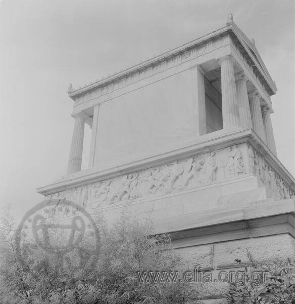 Α' Νεκροταφείο, το ταφικό μνημείο-ναΐσκος του Ερρίκου Σλήμαν. Έργο του Τσίλλερ.