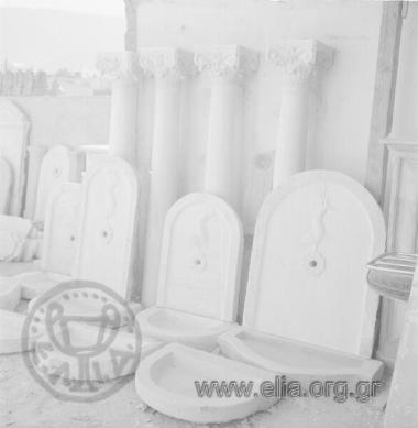 Στο μαρμαράδικο (υλικά κατεδαφίσεων): κρήνες και κιονίσκοι.