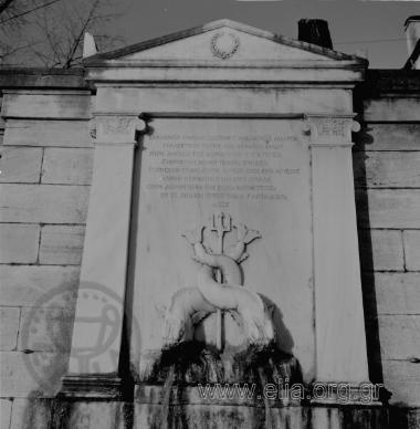 Μαρμάρινη κρήνη με ανάγλυφη παράσταση δελφινιών.