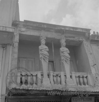 Οδός Αγίων Ασωμάτων (αρ. 45): μπαλκόνι με καρυάτιδες.