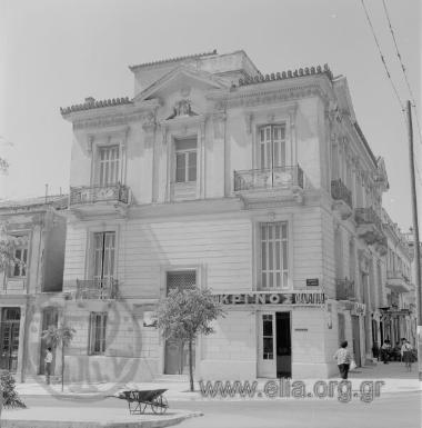 Λεωφόρος Χαριλάου Τρικούπη (αρ. 20): νεοκλασικό κτίριο. Στο ισόγειο το στεγνοκαθαριστήριο 