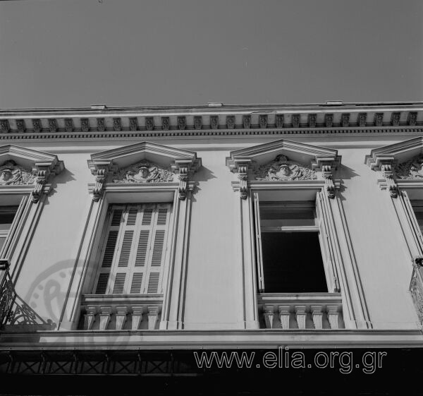 Οδός Κουντουριώτου(;), νεοκλασικό κτίριο, λεπτομέρεια: παράθυρα με αετώματα και κεφαλές Ερμή.