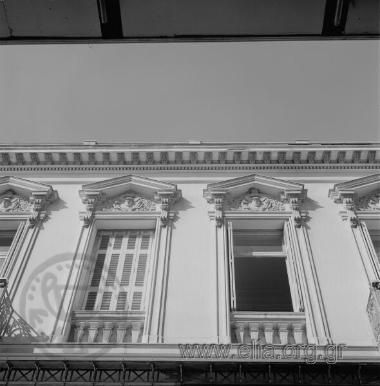 Νεοκλασικό κτίριο, λεπτομέρεια: παράθυρα με αετώματα και κεφαλές Ερμή.