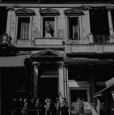 Χαυτεία, συμβολή των οδών Πανεπιστημίου και Αιόλου. Λεπτομέρεια: άγαλμα του κερδοφόρου Ερμή σε κόγχη. Στο ισόγειο του κτιρίου στεγαζόταν το ζαχαροπλαστείο 