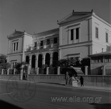 Οδός Πειραιώς 51, πλατεία Κουμουνδούρου: το Δημοτικό Βρεφοκομείο Αθηνών, έργο του αρχιτέκτονα Παναγιώτη Κάλκου. Σήμερα στεγάζει τη Δημοτική Πινακοθήκη