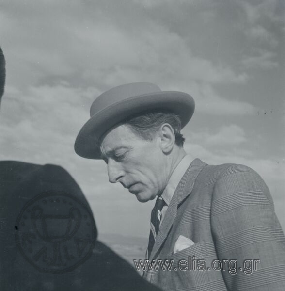 Ο Jean Cocteau στη Νεκρόπολη Saqqarah.