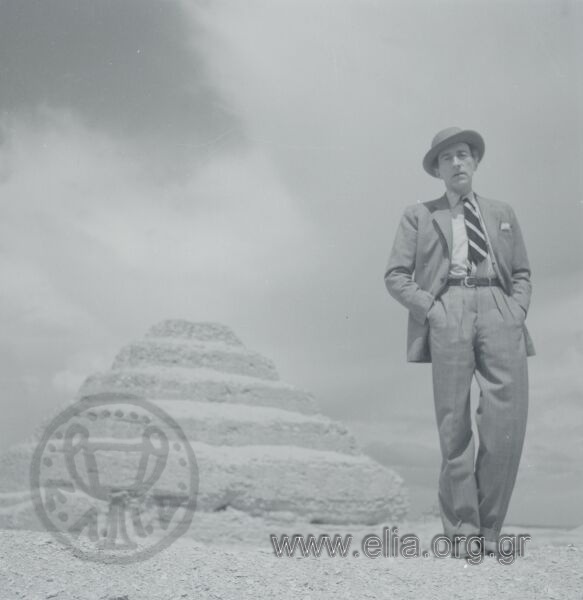 Ο Jean Cocteau στη Νεκρόπολη Saqqarah.