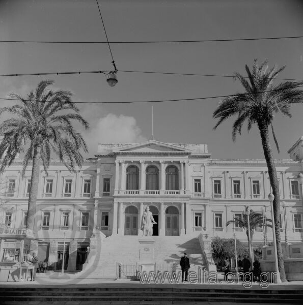 Ερμούπολη, πλατεία Μιαούλη: το Δημαρχείο. Στο κέντρο, ο ανδριάντας του Ανδρέα Μιαούλη.