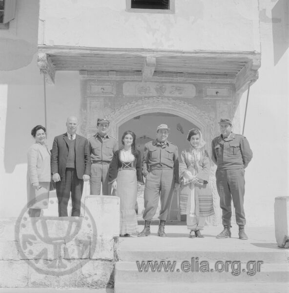 Η Λιάνα Παπαδήμου με νέες Κυπριοπούλες με λαϊκές φορεσιές και στρατιώτες στο μοναστήρι του Αγίου Παντελεήμονα.