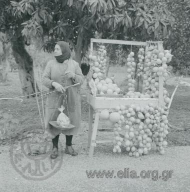Υπαίθρια μανάβισσα. Ζύγισμα με την παλάντζα.