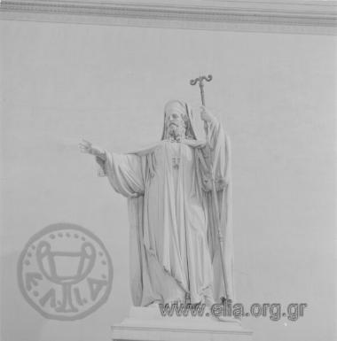 Μαρμάρινος ανδριάντας του Πατριάρχη Γρηγορίου Ε'. 'Εργο του γλύπτη Γεωργίου Φυτάλη, ανεγέρθηκε το 1872 δαπάνη του Γεωργίου Αβέρωφ. Βρίσκεται στα Προπύλαια του Πανεπιστημίου Αθηνών.