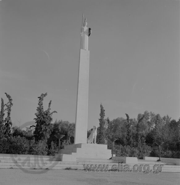 Το άγαλμα της Αθηνάς Προμάχου, στέφει μνημείο για τους Βρετανούς, Αυστραλούς και Νεοζηλανδούς πεσόντες του Β' Παγκοσμίου Πολέμου. Φιλοτεχνήθηκε από τον γλύπτη Βάσο Φαληρέα (1952) και βρίσκεται στο Πεδίο του Άρεως (νότια είσοδος).