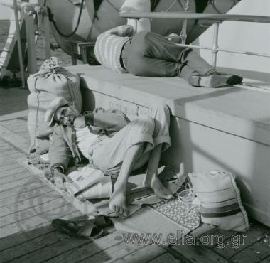 Εν πλω: ύπνος στο κατάστρωμα πλοίου.