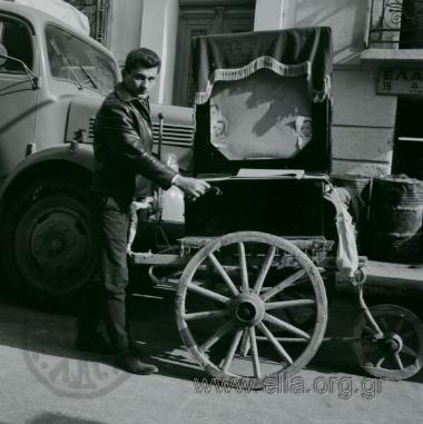 Λατερνατζής. Σε δεύτερο πλάνο φορτηγό Mercedes.