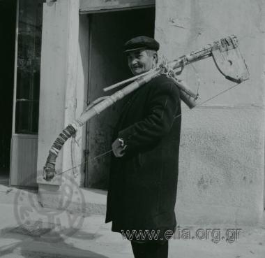 Παπλωματάς: πλανόδιος τεχνίτης που ξεκομπιάζει το βαμβάκι (τη γέμιση) των στρωμάτων.