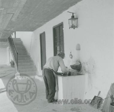 Το πλύσιμο των πιάτων.
