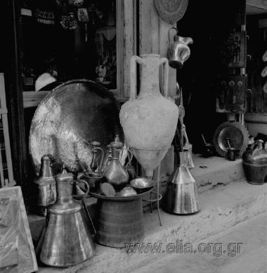 Μοναστηράκι, παλαιοπωλείο.