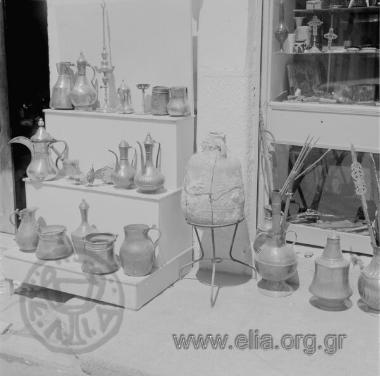 Μοναστηράκι, παλαιοπωλείο - μπακίρια.